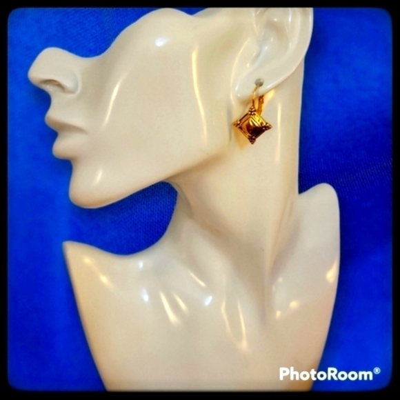 Goldtone Diamond Shape Leverback Earrings - Picture 1 of 4